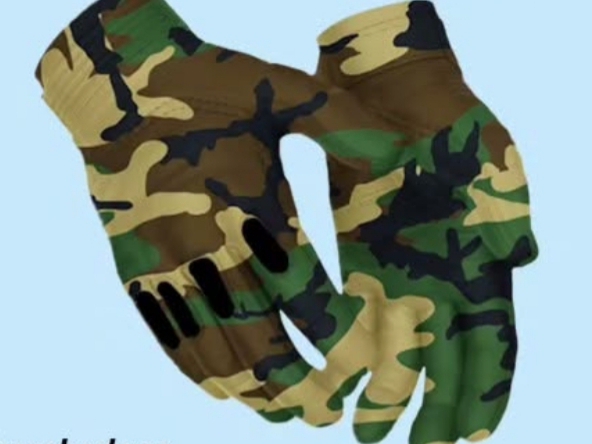 Camouflage-pattern tactical gloves for military, outdoor, and hunting use with reinforced protection and flexible fit.